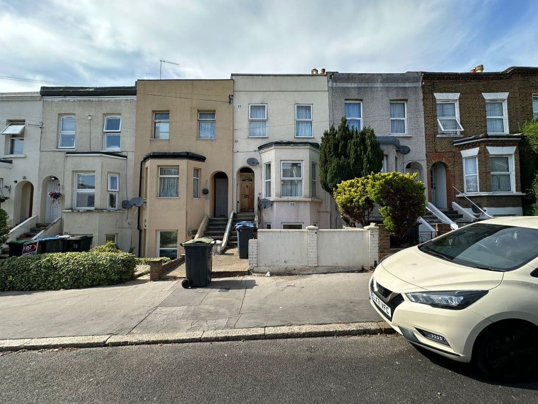 A Lower Ground Floor One Bedroom Flat