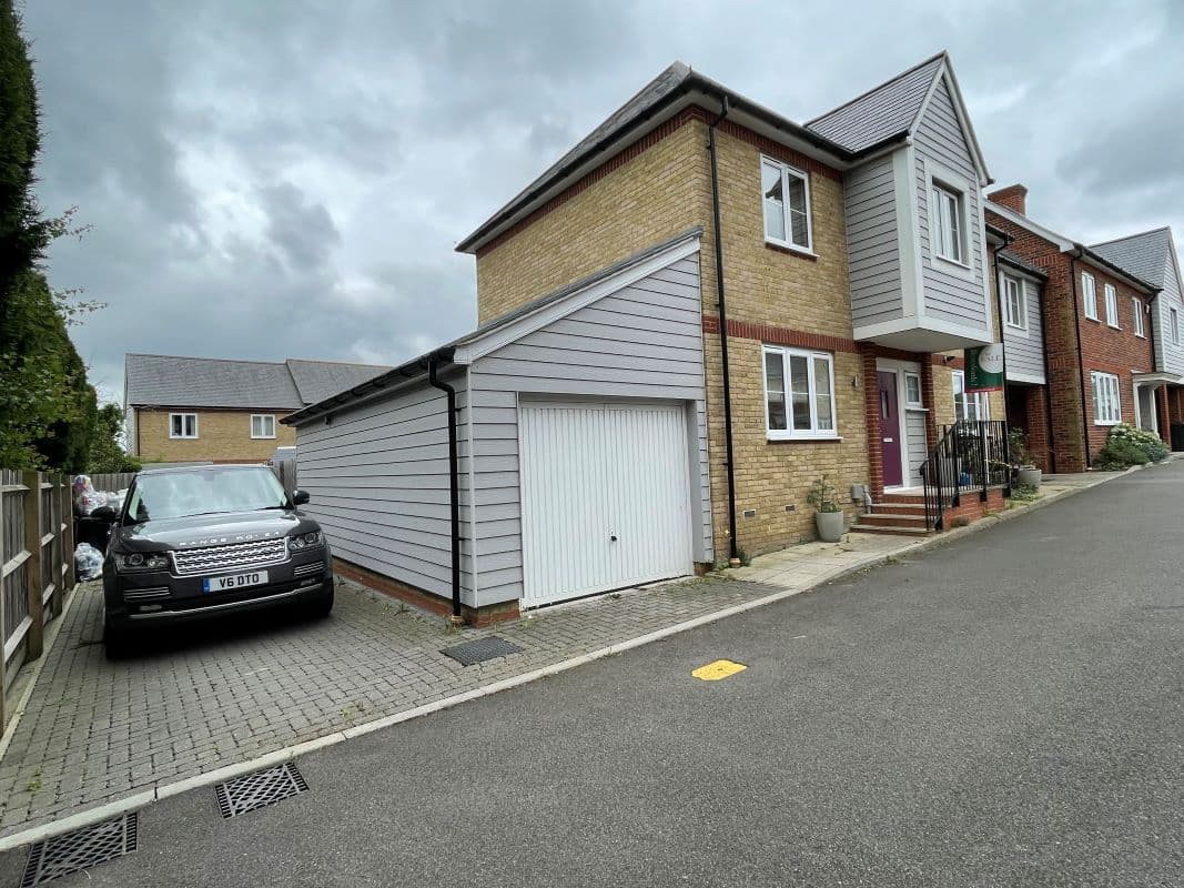 Freehold Link-Detached House in Broomfield