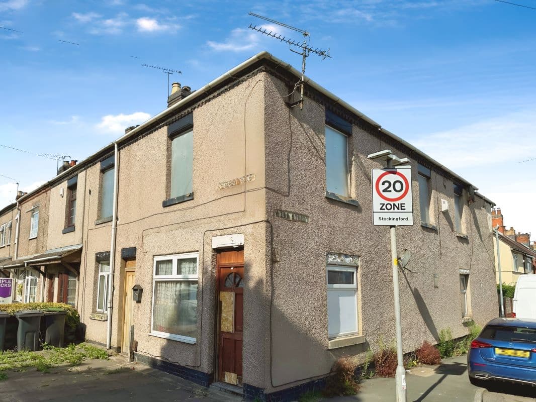 4 Bedroom First Floor Flat Requiring Full Refurbishment