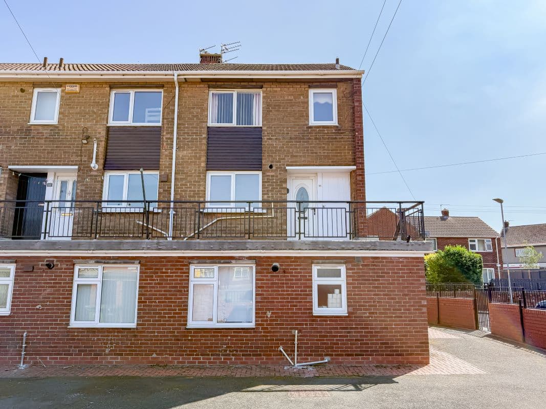 TWO BED MASIONETTE IN BYRON CLOSE!