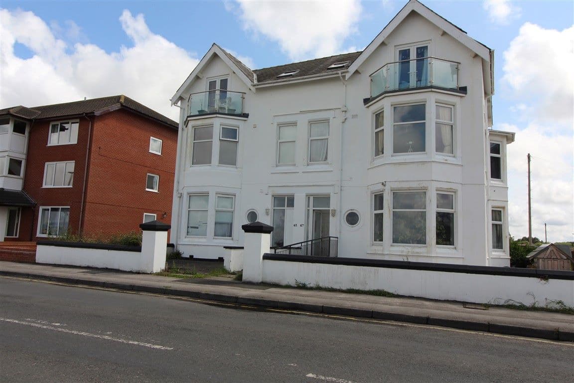 Top Floor One Bedroom Apartment with Sea View