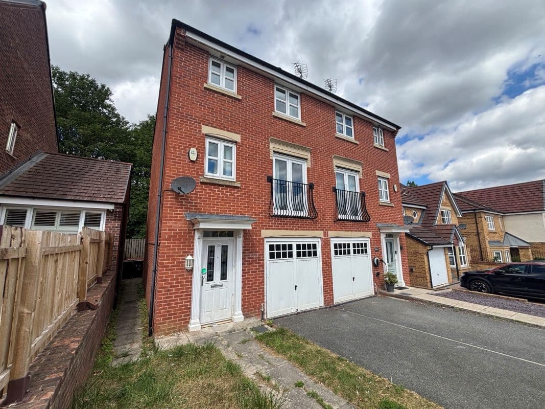FOUR BEDROOM SEMI DETACHED TOWN HOUSE FOR SALE BY ONLINE AUCTION