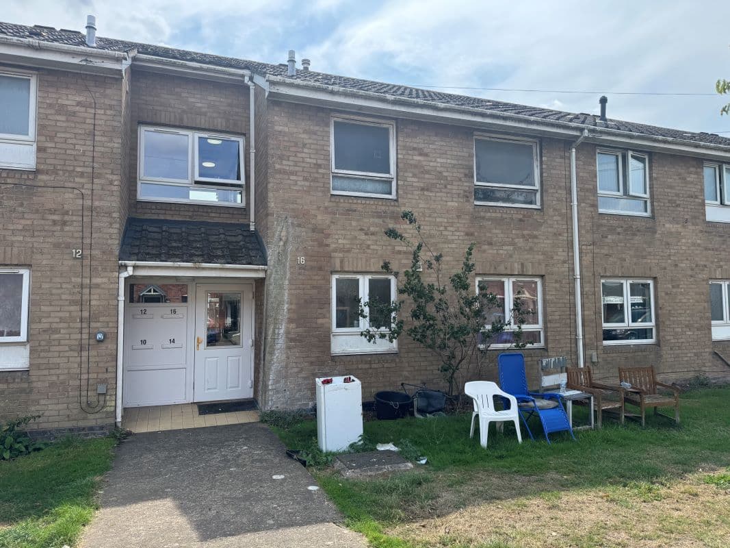 One Bedroom Flat in Need of Renovation