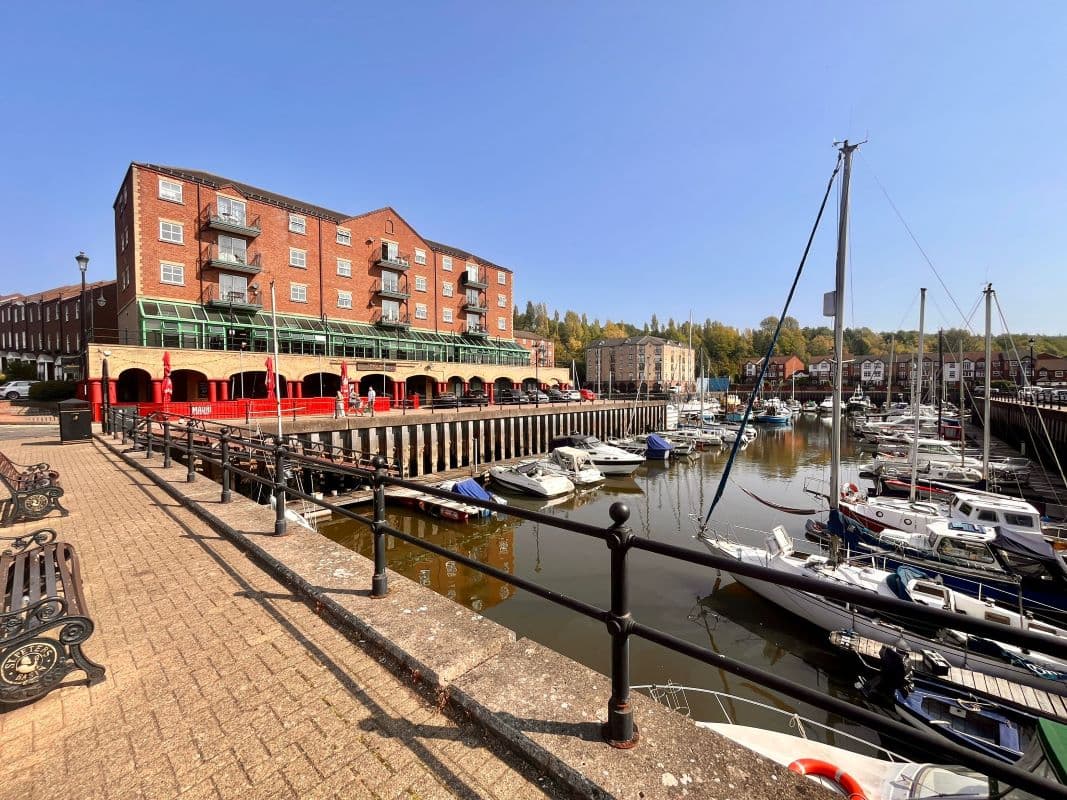 Compact, Convenient, and with Parking – Ideal Buy-to-Let or Starter Home