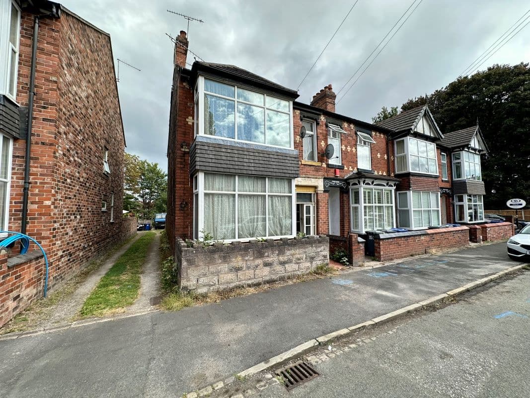 4 BED TOWN HOUSE FOR AUCTION