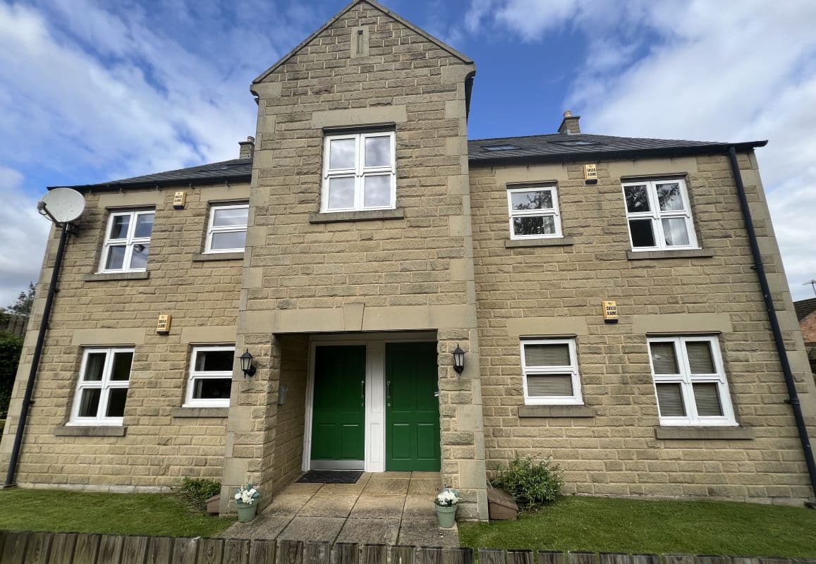 2 BED GROUND FLOOR APARTMENT IN TOTLEY! GREAT LOCATION, LOCATED ON THE EDGE OF THE PEAK DISTRICT! ALLOCATED PARKING!