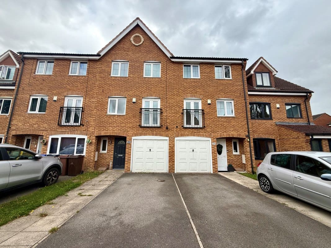 FOUR BED TOWNHOUSE IN WOMBWELL!