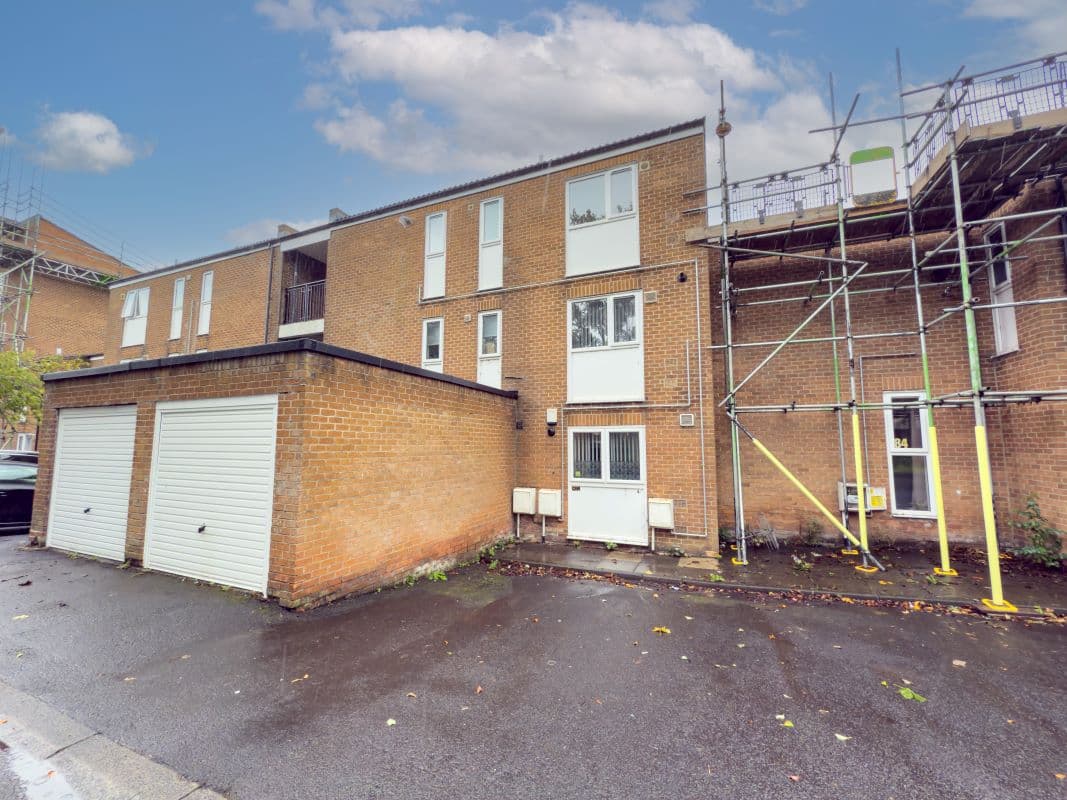 Stylish ground floor apartment with garden and garage – ideal for first-time buyers or investors