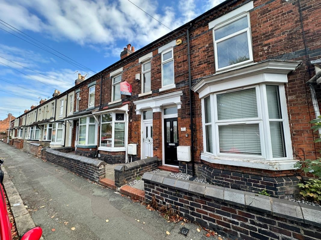 Large 3 Bed Mid Terrace Property