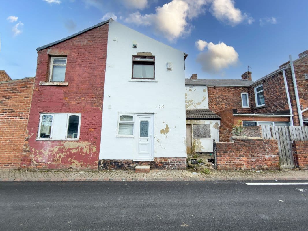 One Bedroom Maisonette in Wingate