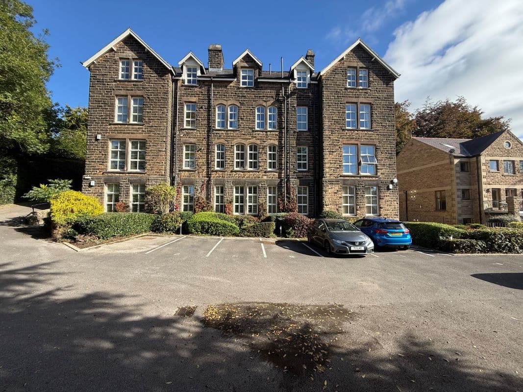 Spacious One Bed Apartment in Scenic Town