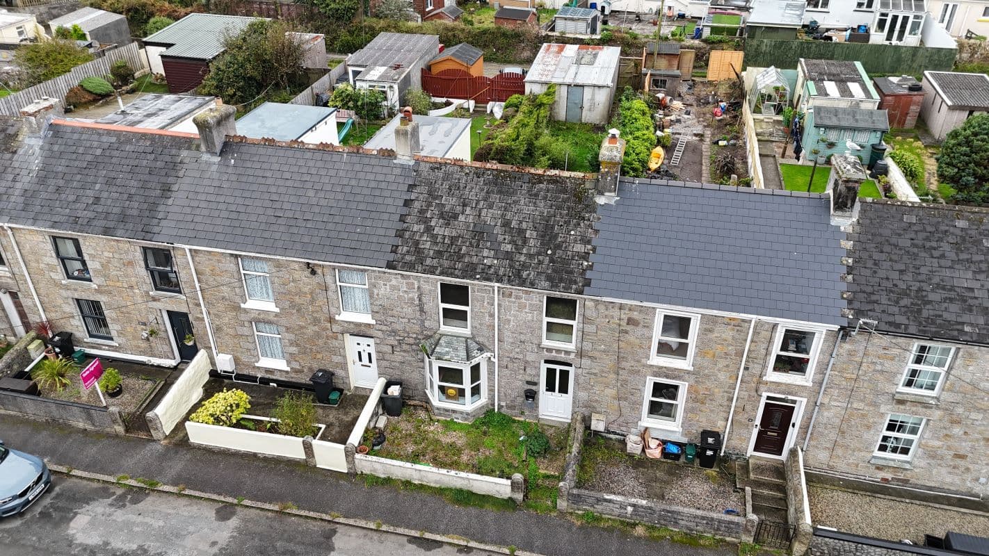 Freehold Three-Bedroom Mid-Terrace with Garage and Garden