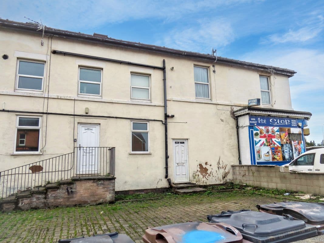 Attractive First-Floor Flat – Low Maintenance, Central Location