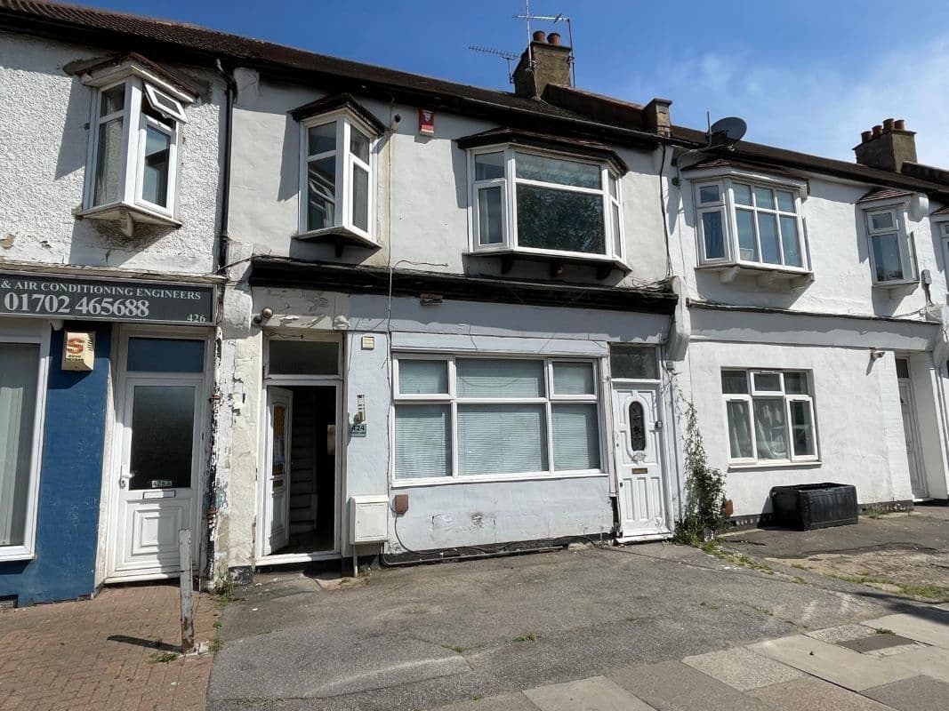 Deceptively spacious long leasehold three/four bedroom mid terraced property