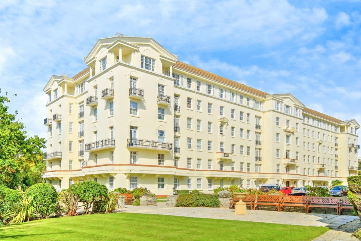 Four Bedroom Mid-Floor Flat