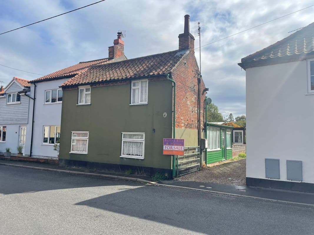 Detached Cottage in Need of Modernisation