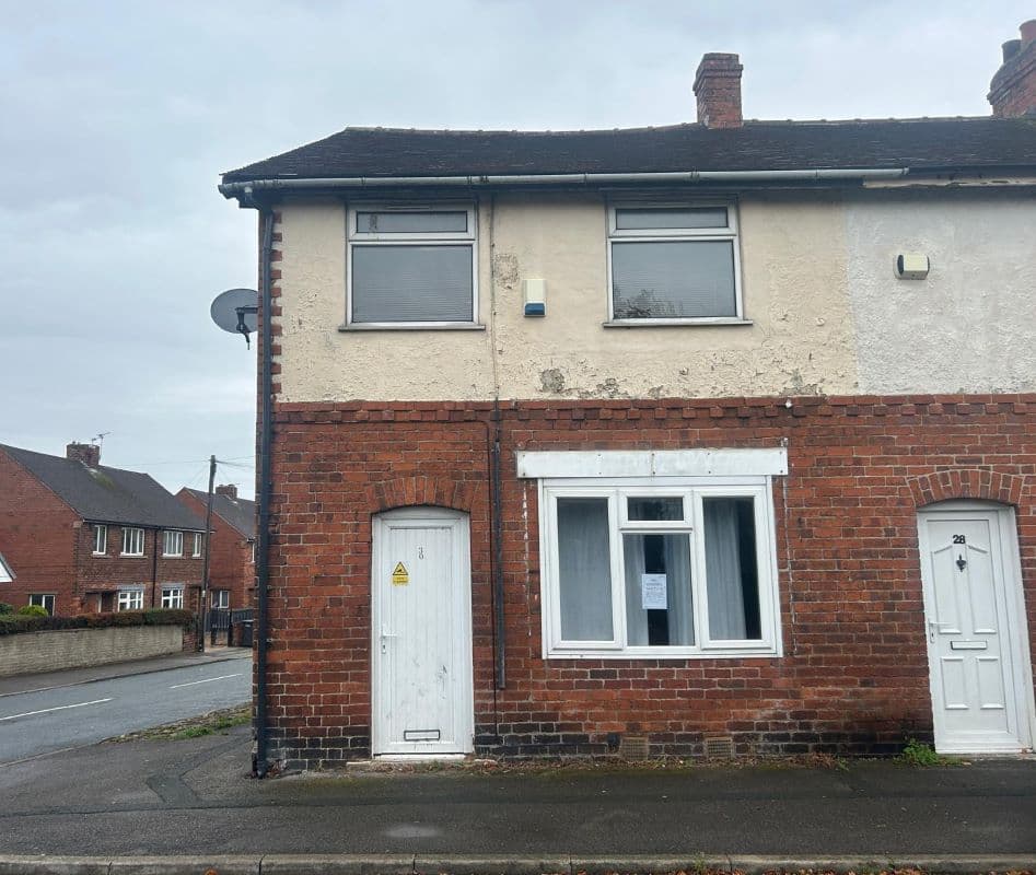 Spacious One-Bedroom Ground Floor Apartment — Excellent Investment or Refurbishment Opportunity