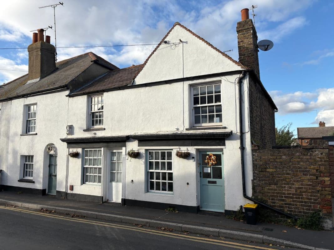 Well Proportioned One Bedroom First Floor Flat