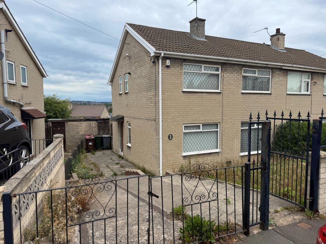 Spacious Three-Bedroom Semi-Detached House with Driveway