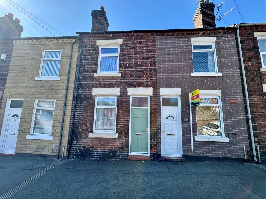 2 Bedroom Terrace for Sale by Auction
