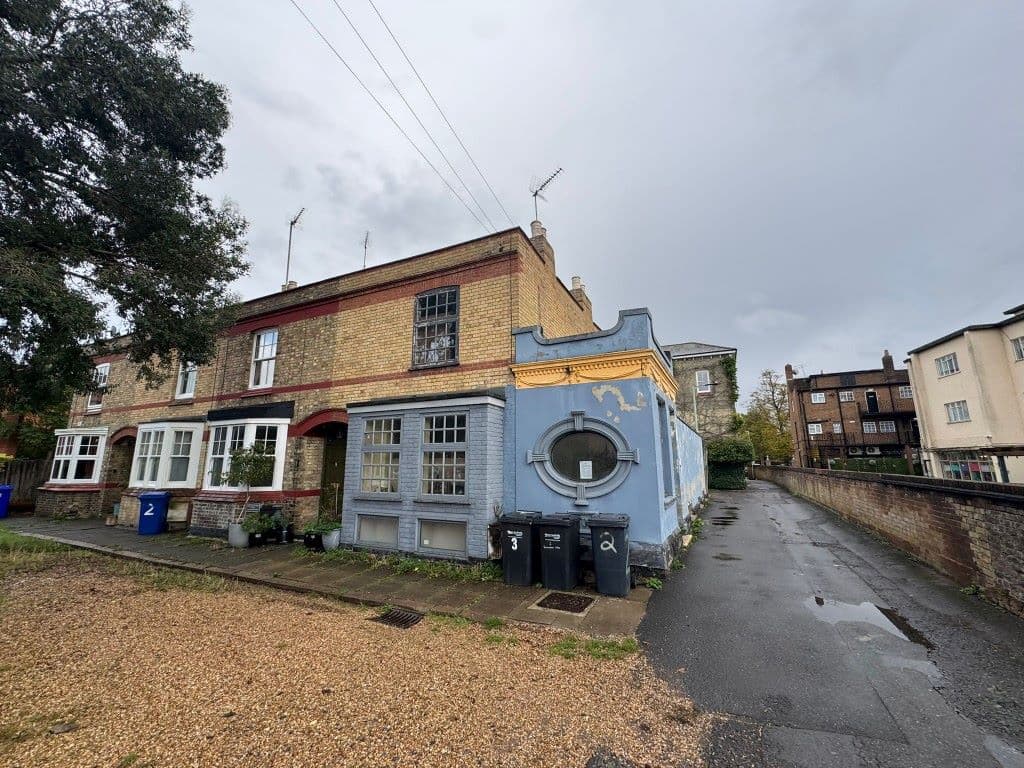 End-Terraced House with Renovation Potential