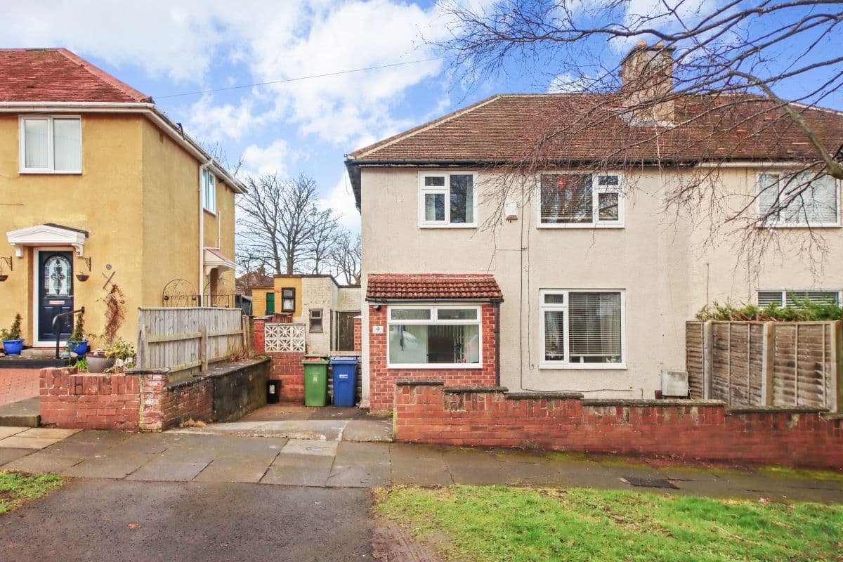 Three Bed Semi-Detached House with Rear Garden and Driveway