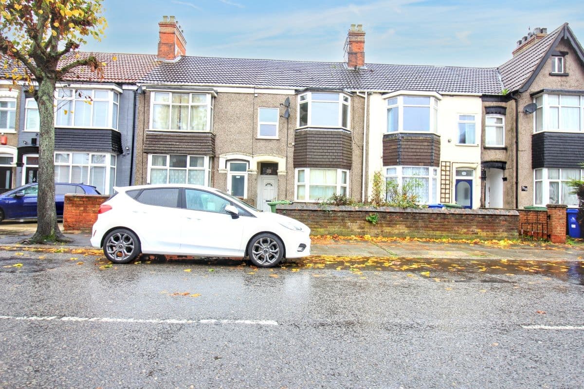 A vacant long leasehold ground floor flat