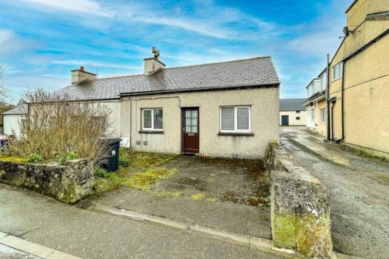 2 bed Semi-Detached Bungalow For Auction