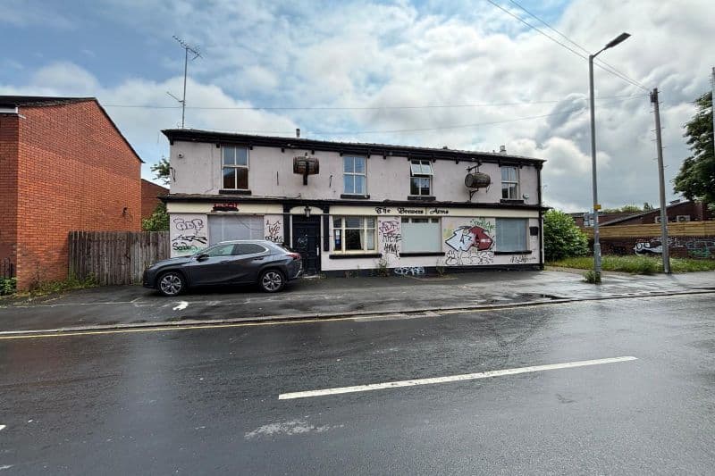 5 bed Pub Commercial For Auction