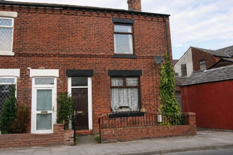 2 bed Terraced House For Auction