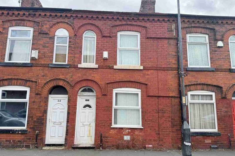 2 bed Terraced House For Auction