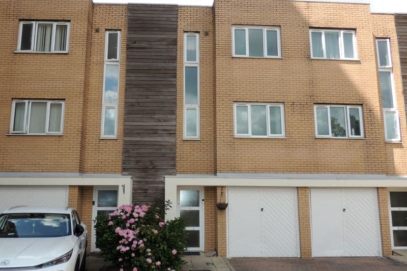 3 bed Townhouse House For Auction