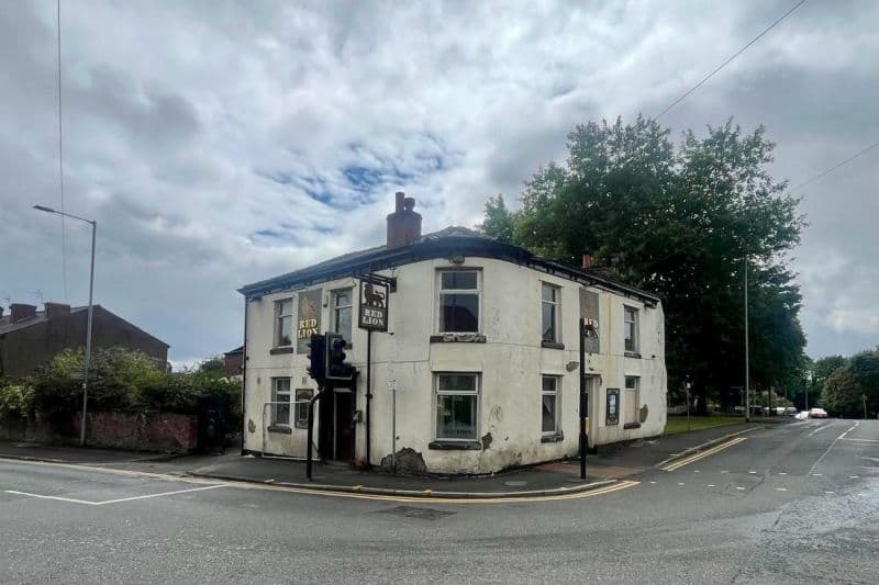 4 bed Commercial Pub - For Auction