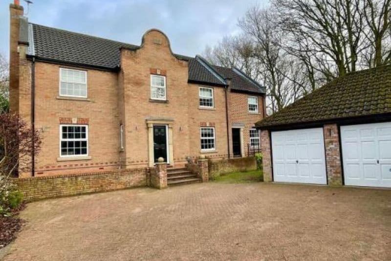 5 bed Detached House For Auction