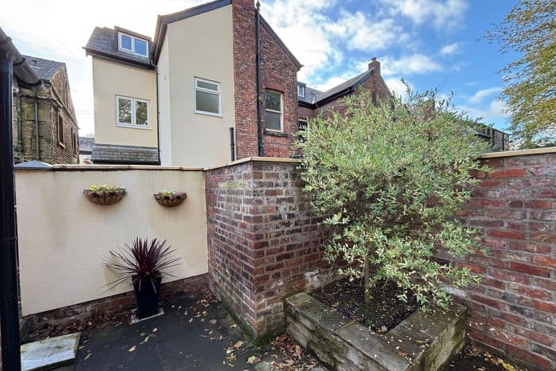 4 bed End Terrace House For Auction
