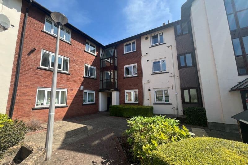 3 bed Flat For Auction