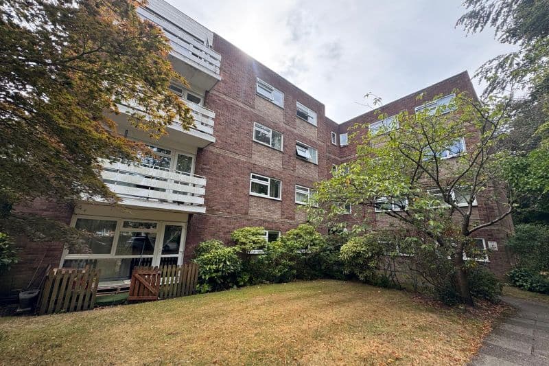 3 bed Flat For Auction
