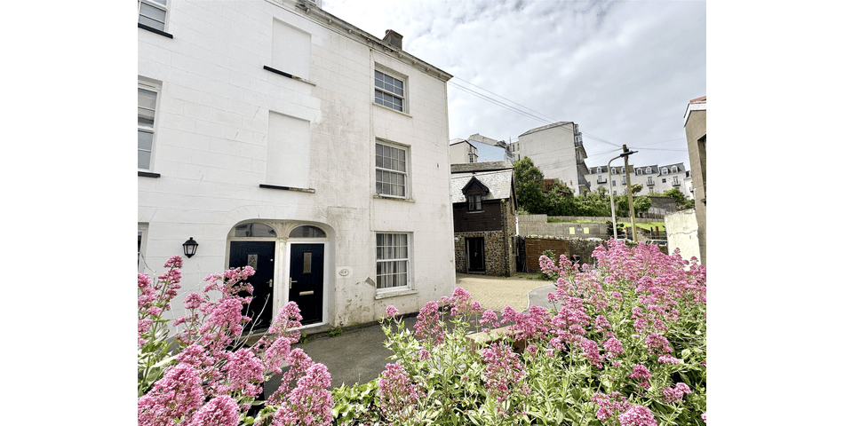 Spacious semi-detached family home in the sea front area of the town