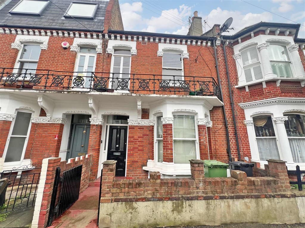 Long Leasehold First Floor Flat Requiring Updating