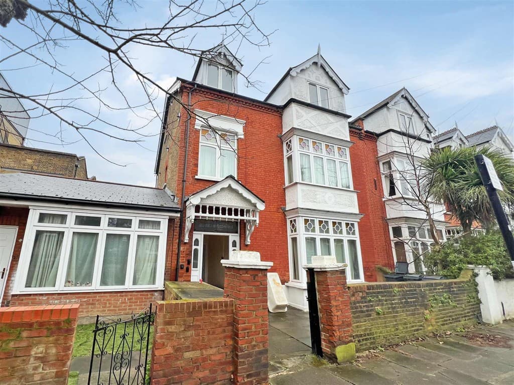 Long Leasehold First Floor Flat Requiring Updating