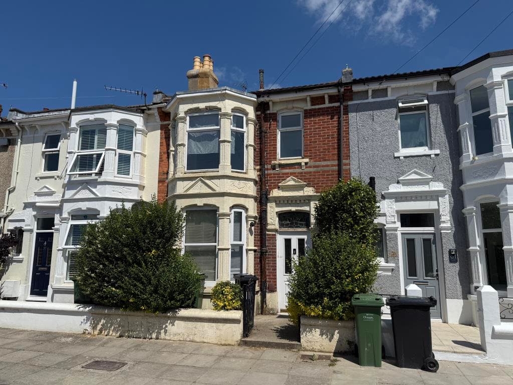 Lot 138 - Freehold Building Arranged As Two Flats For Investment