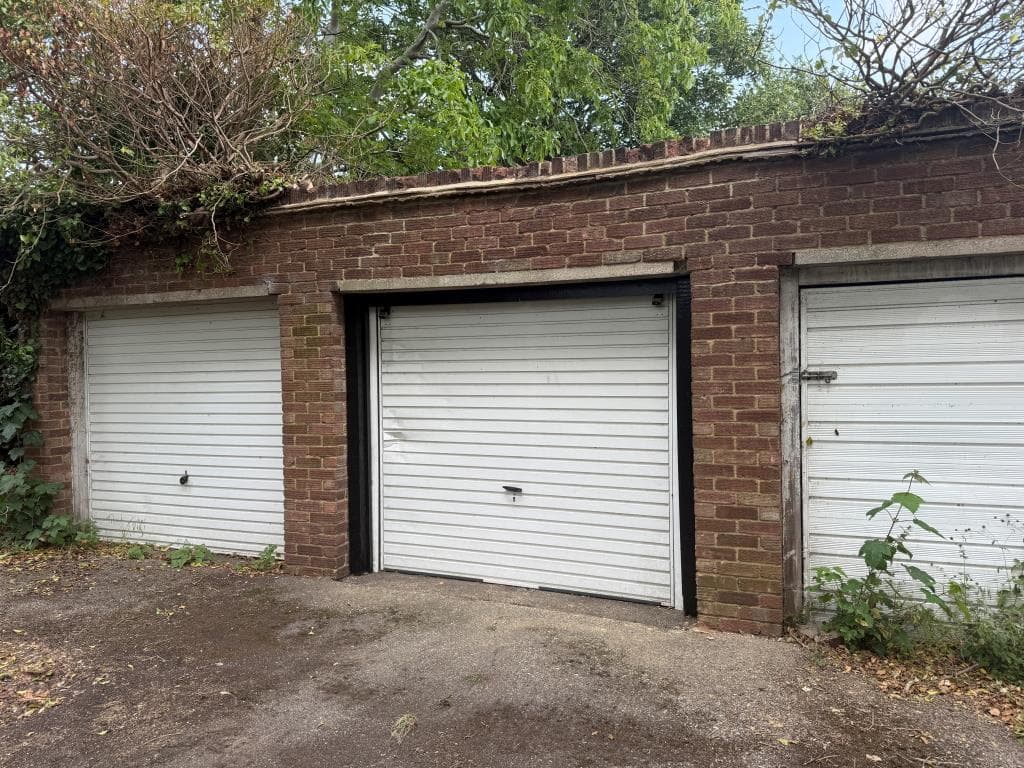 Lot 15 Lock-Up Garage For Investment