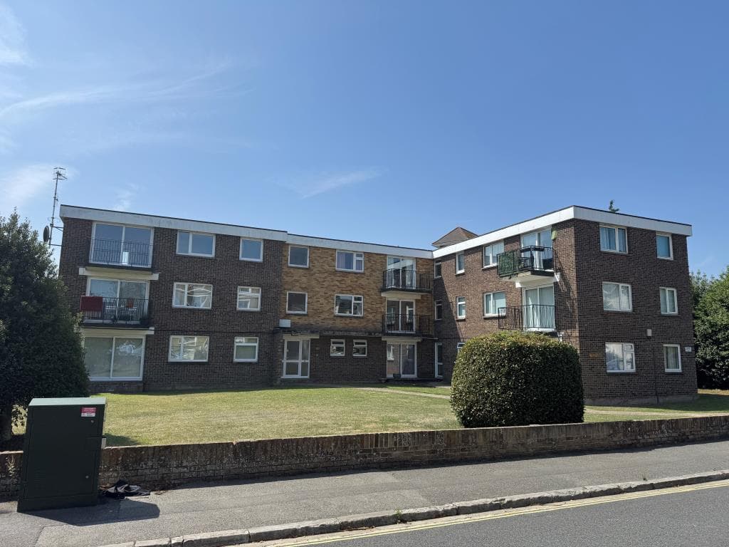Lot 168 - Two-Bedroom Flat With Garage Close To The Seafront