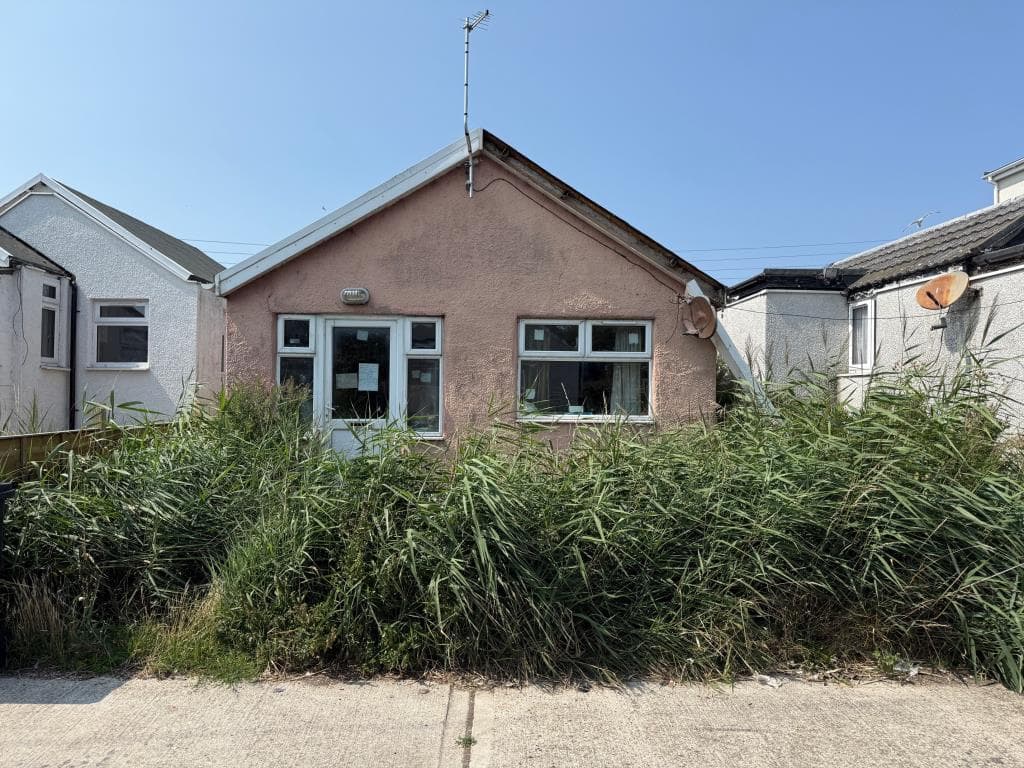 Vacant Detached Chalet For Improvement