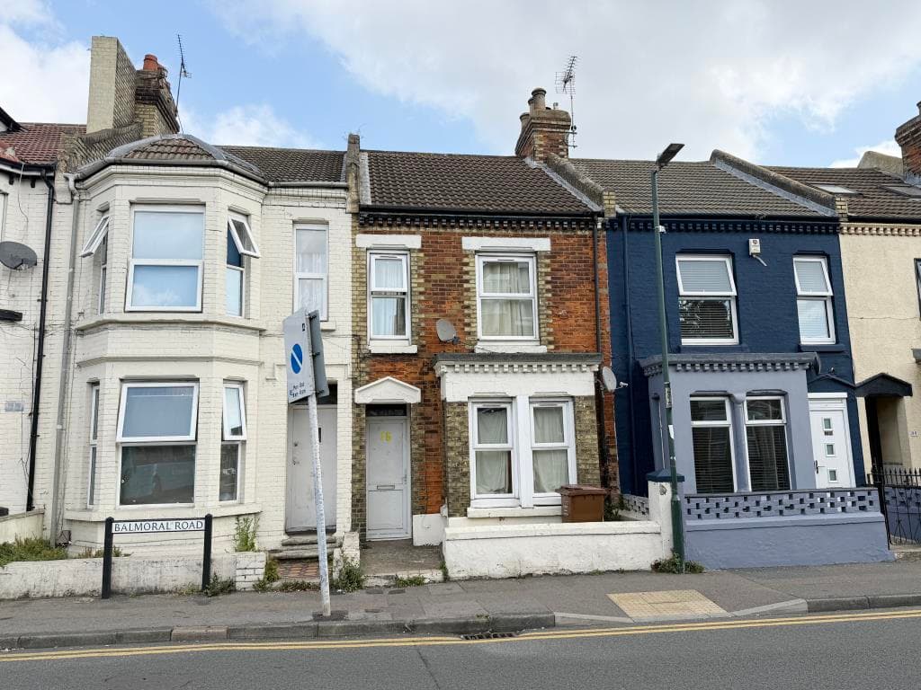 Lot 132 - Two Flats Close To Town Centre For Improvement