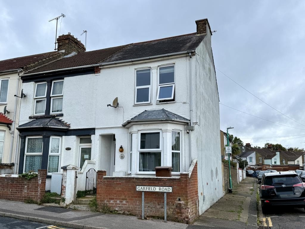 Three-Bedroom End-Terrace For Refurishment