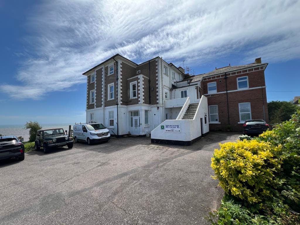 Ground Floor Two-Bedroom Flat Close To Sea