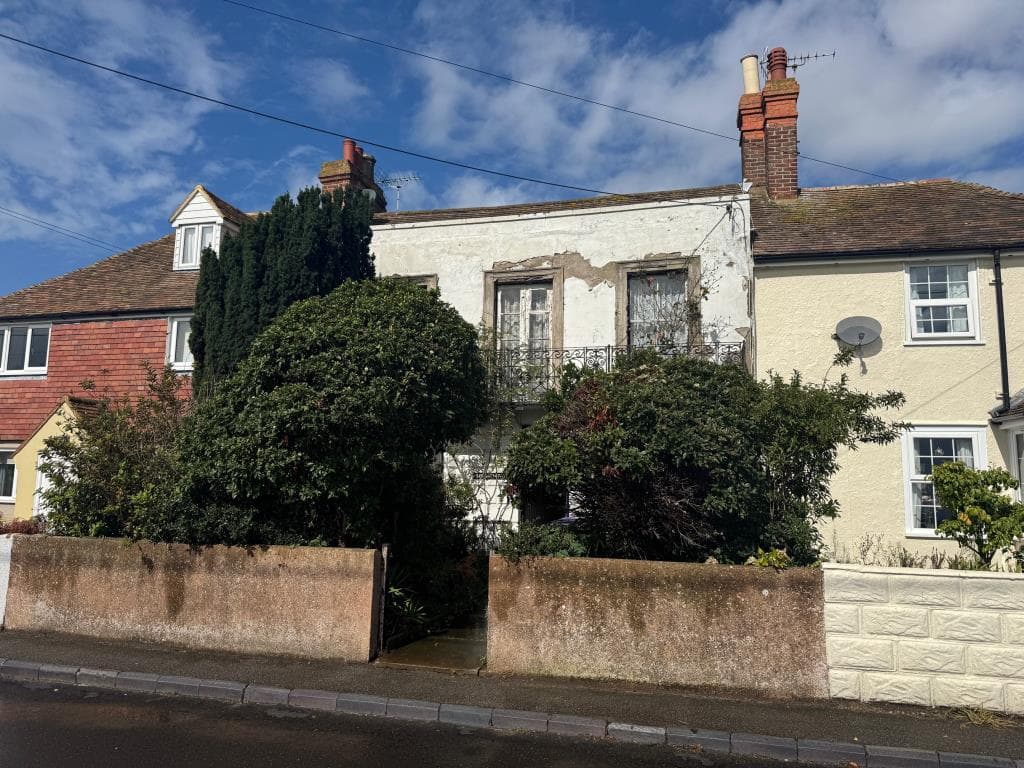 Four-Bedroom House For Total Refurbishment Overlooking The Rype