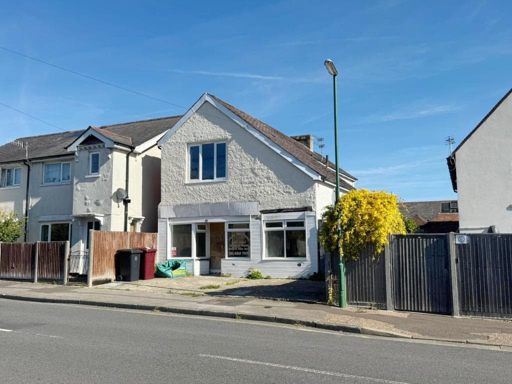 Freehold Takeaway Unit With Two-Bedroom Living Accommodation