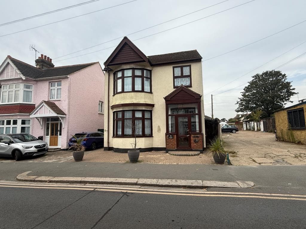 Detached House Within Easy Reach Of The Vibrant Leigh Broadway